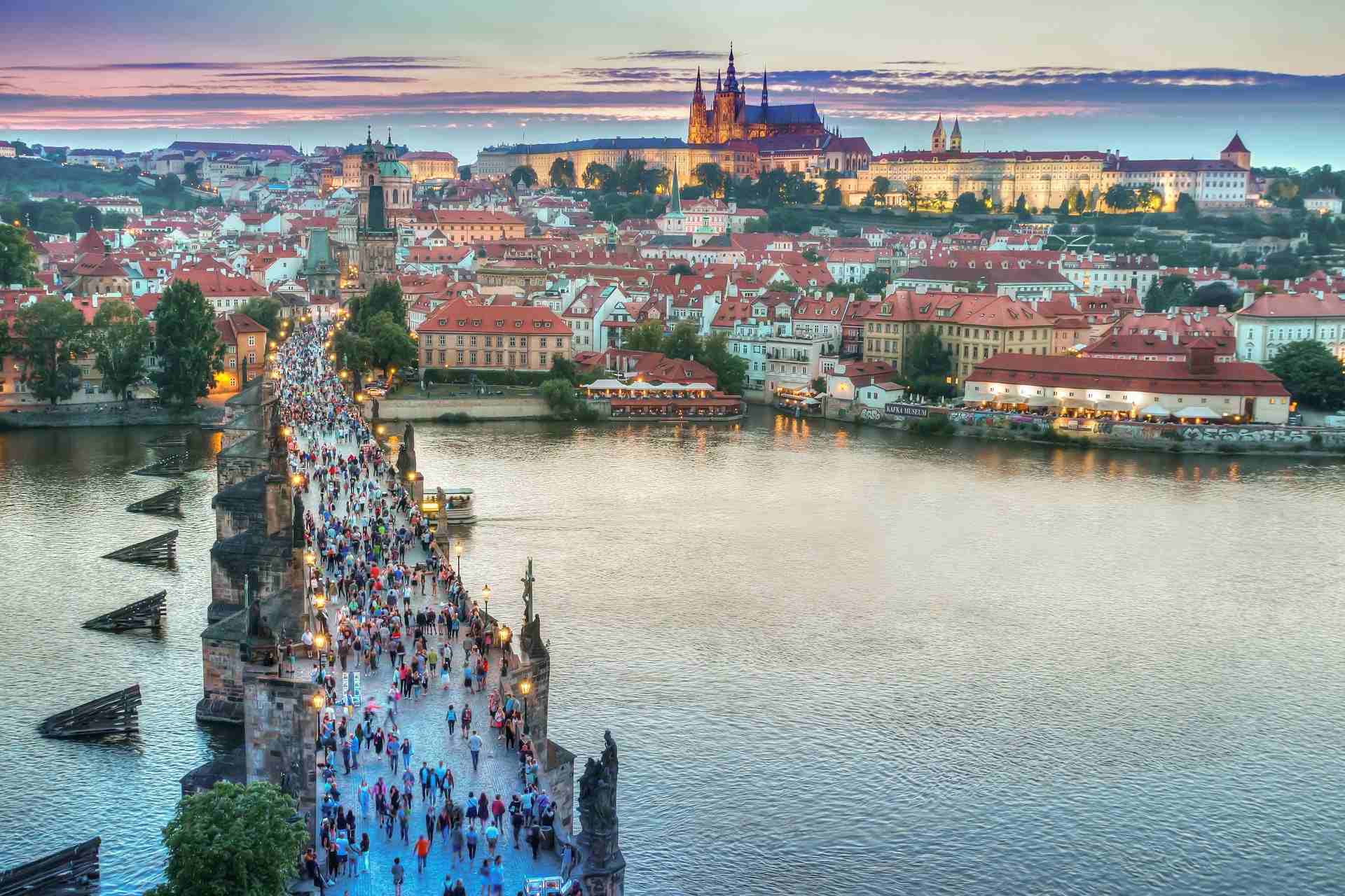 Ein Bild von einer Brücke in Prag